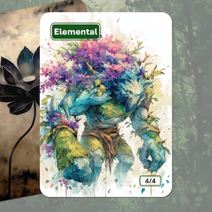 Op de afbeelding: Een artistieke kaart met een blauwgroen elementaal wezen met een bloemenhoofddeksel en accenten. De kaart heeft het woord "Elemental" in een groen vak en de cijfers "4/4" in een groen vak. Een tweede kaart met een zwarte lotusbloem is ook zichtbaar.