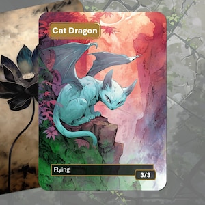 Op de afbeelding: Een fantasy art kaart met een teal katachtige draak met grote vleugels, gehurkt op een rotsachtige richel. De kaart is gelabeld "Cat Dragon" en "Flying", met een 3/3 kracht/duurzaamheid indicator. Een tweede kaart met een zwarte lotusbloem op de achtergrond.