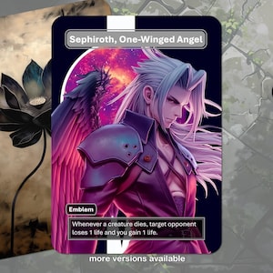 Puede incluir: Una carta coleccionable con Sephiroth, el Ángel de una Ala, en tonos morados y rosas. La carta tiene un borde negro e incluye el texto "Emblema" e instrucciones del juego. También se ve una segunda carta con una flor de loto negra.
