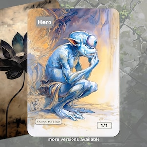 Op de afbeelding: Twee fantasy art kaarten. Eén kaart toont een zwarte lotusbloem op een beige achtergrond. De andere kaart toont een blauw humanoïde wezen met het label "Hero" en "Fblthp, the Hero". De kaart is genummerd 1/1. De tekst "meer versies beschikbaar" staat onderaan.