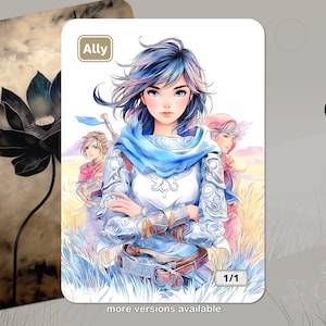 Op de afbeelding: Een fantasy art kaart met een vrouwelijke krijger met blauw en paars haar, gekleed in een harnas en een blauwe sjaal. De kaart is gelabeld "Ally" en "1/1". De achtergrond toont twee andere figuren en een veld. De kaart staat naast een decoratief kunstwerk.