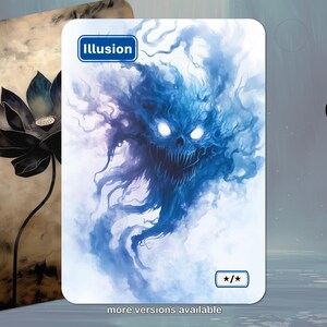 Può includere: Una carta con un'illustrazione blu e bianca di una creatura spettrale con occhi luminosi e un sorriso minaccioso. La parola "Illusion" è in un riquadro blu in alto. La carta ha un bordo bianco e un piccolo simbolo in basso.