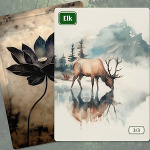 Op de afbeelding: Een aquarel-illustratie van een eland die drinkt uit een meer in een bergachtig bos. De eland is bruin met grote geweien. De achtergrond is een zacht blauw en grijs met een bergketen in de verte. De kaart heeft het woord "Elk" in een groen vakje in de linkerbovenhoek en "3/3" in een wit vakje in de rechterbenedenhoek.