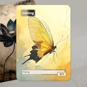 Puede incluir: Una tarjeta con una ilustración de mariposa amarilla y negra, la palabra "Inkling" en la parte superior. La palabra "Flying" está en la parte inferior, con "1/1" debajo. Se ve una segunda tarjeta con una flor negra.
