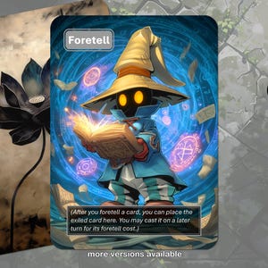 Peut inclure: Une carte à collectionner sur le thème de la fantaisie avec un personnage portant un chapeau jaune et une robe bleue, tenant un livre brillant. La carte porte le mot "Foretell" en haut et du texte en bas. Une deuxième carte avec une fleur noire en arrière-plan.