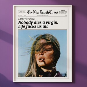 誰も処女のまま死なない、トレンディな新聞プリント、ニューヨークタイムズの壁アート、ビンテージバーカート、レトロな女子寮の部屋、アファメーションポスター