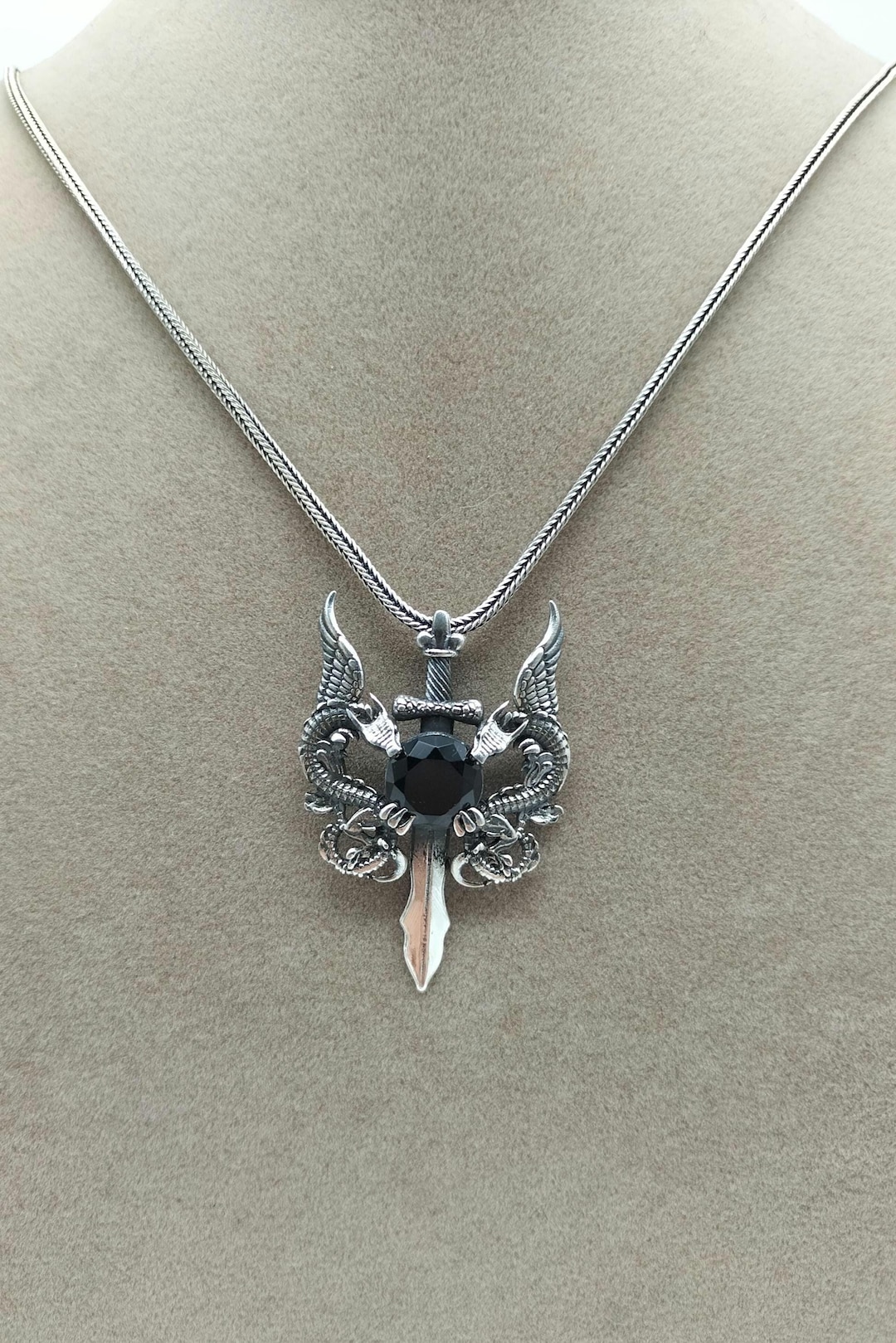 スターリングシルバーのエメラルドソードペンダント：ダブルドラゴン