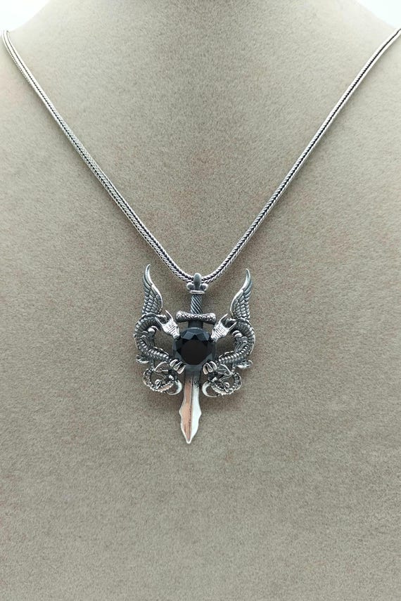 スターリングシルバーのエメラルドソードペンダント：ダブルドラゴン