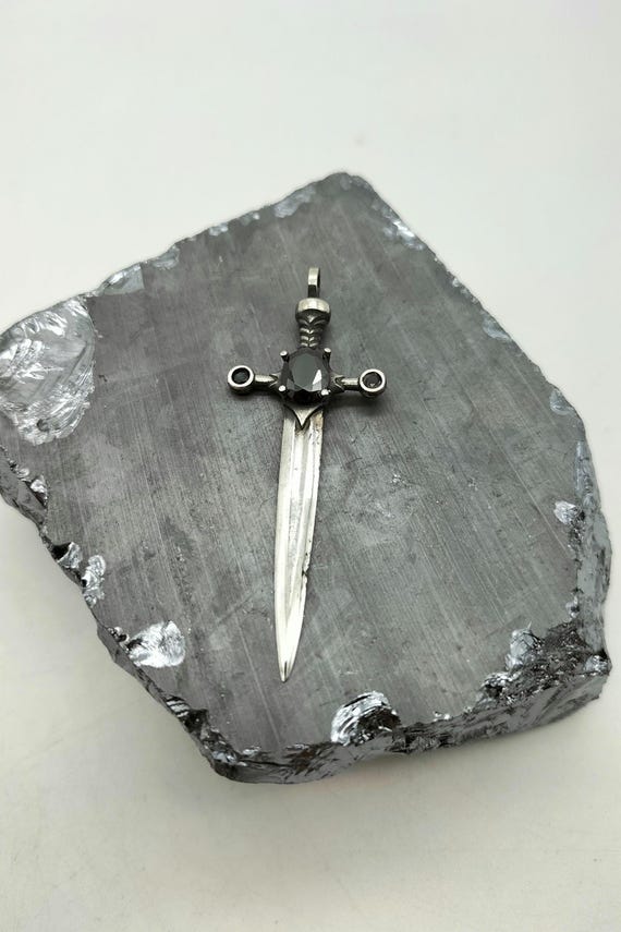 ダガートップス剣のペンダント シルバー 約2.5cm