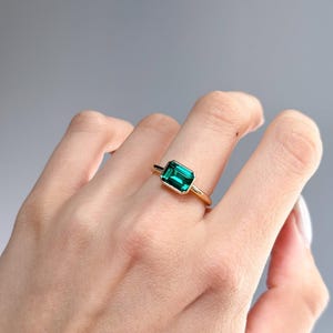 Anillo de compromiso de Este a Oeste, anillo de bodas solitario, anillo de moissanita con corte esmeralda, anillo de piedra preciosa esmeralda verde, anillo con engaste de bisel, anillo de oro de 14 quilates