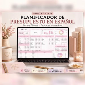 Op de afbeelding: Een laptopscherm met een Google Sheets budgetplanner in het Spaans met roze accenten. De interface bevat tabellen voor inkomsten, uitgaven, spaargeld en schulden, naast grafieken. Tekst: "PLANIFICADOR DE PRESUPUESTO EN ESPAÑOL".