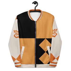 Könnte beinhalten: Eine Bomberjacke mit Color-Block-Design in Schwarz, Orange und Off-White. Die Vorderseite zeigt ein geteiltes Muster aus Schwarz und Orange, während die Ärmel in Off-White mit geometrischen orangefarbenen Akzenten und einem stilisierten Emblem versehen sind.