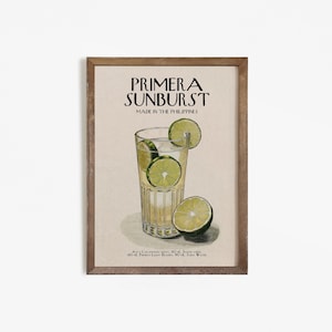 Könnte beinhalten: Gerahmter Kunstdruck mit einer Vintage-Illustration eines Getränks. Es zeigt ein hohes Glas mit Eis und Limettenscheiben und eine ganze Limette. Der Text "PRIMERA SUNBURST" und "MADE IN THE PHILIPPINES" sind oben zu sehen. Das Bild hat eine Retro-Ästhetik.