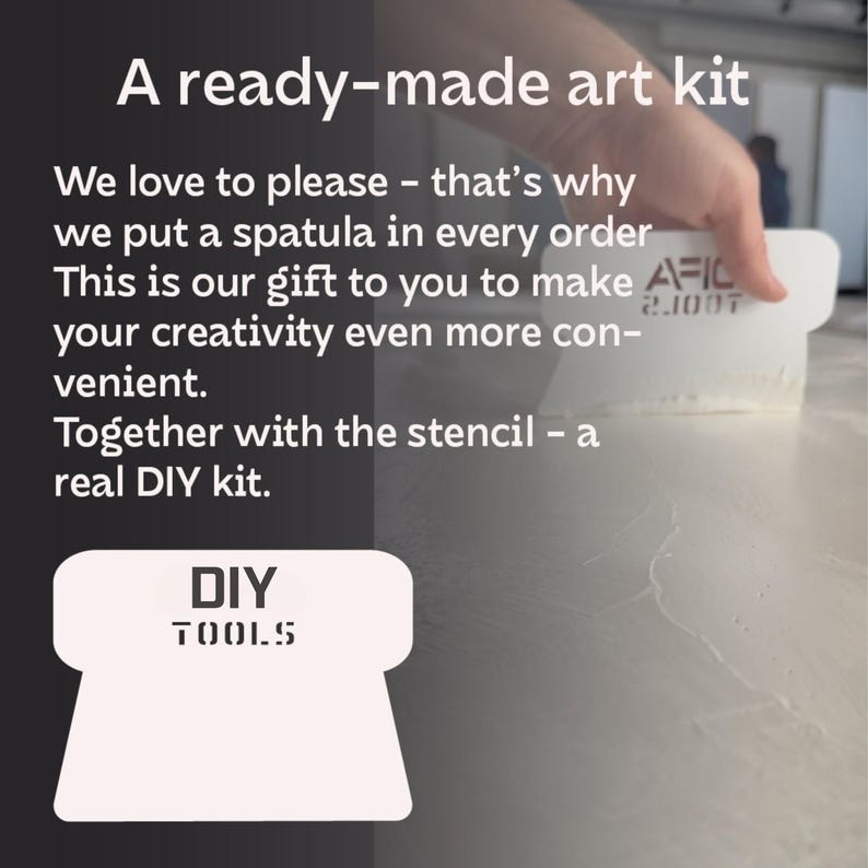 Peut inclure: Un kit d'art pr&ecirc;t &agrave; l'emploi avec une spatule blanche et le texte "DIY TOOLS". La spatule est tenue par une personne. Le texte de l'image dit : "Nous aimons faire plaisir - c'est pourquoi nous mettons une spatule dans chaque commande."