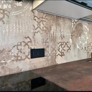 Puede incluir: Una taza de cerámica blanca con un asa negra y el texto "But First, Coffee" en negrita negra. La taza está sobre un fondo borroso. La taza mide aproximadamente 10 cm de altura.