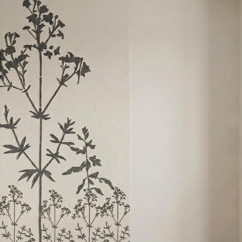 Peut inclure: Impression botanique avec une illustration d&eacute;taill&eacute;e de tiges et de feuilles de plantes en gris fonc&eacute;. Le motif est pos&eacute; sur un fond blanc cass&eacute; textur&eacute;, cr&eacute;ant un contraste. L'&oelig;uvre &eacute;voque un th&egrave;me naturel et organique.