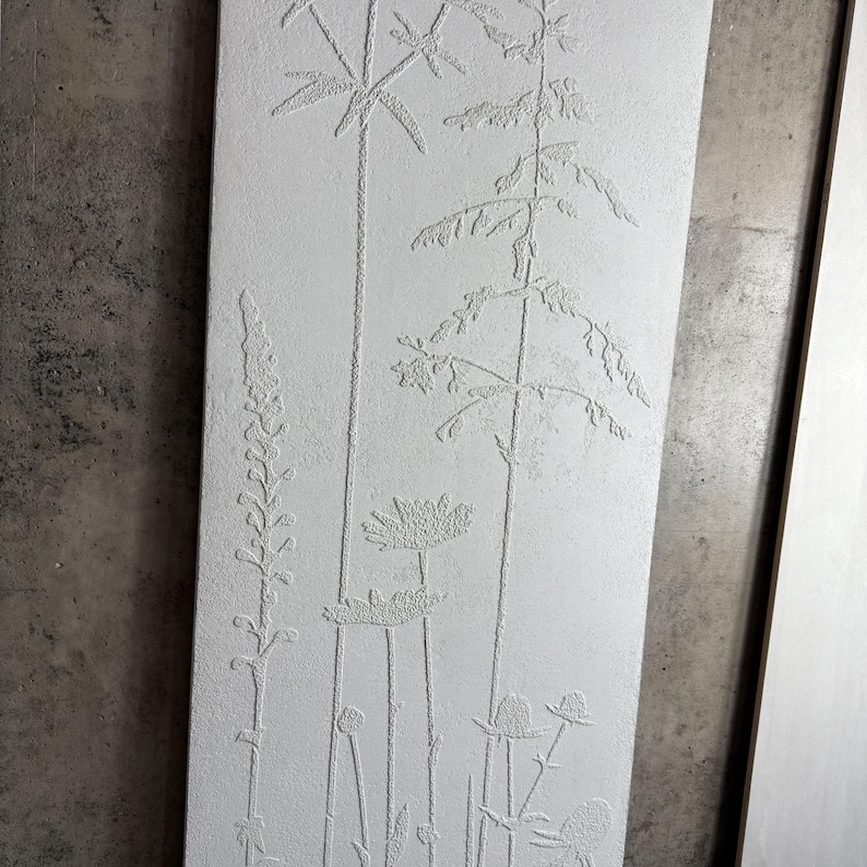 Peut inclure: Panneau rectangulaire blanc cass&eacute; avec un motif botanique en relief. L'&oelig;uvre pr&eacute;sente des repr&eacute;sentations d&eacute;taill&eacute;es de diverses plantes, notamment de longues tiges, des fleurs et du feuillage. Le relief cr&eacute;e une surface textur&eacute;e, am&eacute;liorant la profondeur visuelle.
