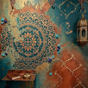 Puede incluir: Una pared decorativa en tonos turquesa y cobre. Un gran diseño floral circular de color cobre es el punto focal. Una pequeña estantería sostiene un libro encuadernado en cuero y una brújula. Una linterna decorativa cuelga de un gancho.