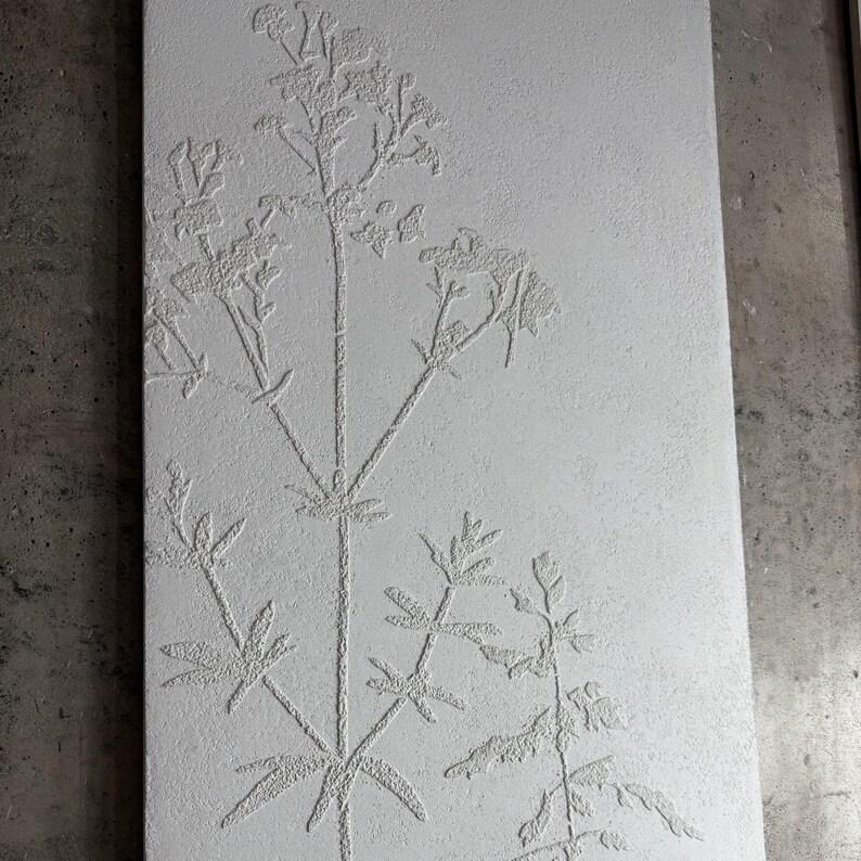 Peut inclure: Panneau rectangulaire blanc cass&eacute; avec un relief botanique en relief. Le motif pr&eacute;sente une tige centrale avec des tiges ramifi&eacute;es et des feuilles d&eacute;taill&eacute;es, cr&eacute;ant une esth&eacute;tique textur&eacute;e et naturelle. La surface du panneau a une texture subtile et granuleuse.