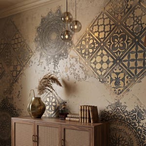 Può includere: Un mobile in legno con frontale intrecciato, sormontato da un vaso dorato, libri e una caraffa. La parete retrostante presenta un design invecchiato con motivi geometrici dorati e grigi e un grande mandala. Tre lampade a sospensione a globo sopra.