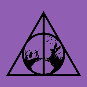 以下が含まれることがあります： 紫色の背景に、三角形の中に円が描かれた死の秘宝のシンボルの白黒シルエット。崖の上で、翼のある人物から3人の人物が歩いて離れるシーンが描かれている。