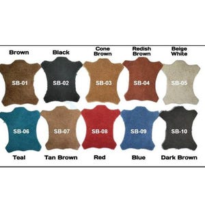 Op de afbeelding: Een kleurenkaart met tien leren stalen in verschillende tinten. Kleuren zijn bruin, zwart, kegelbruin, roodbruin, beige wit, teal, tan bruin, rood, blauw en donkerbruin. Elk staal is gelabeld met een kleurnaam en een bijbehorende code.