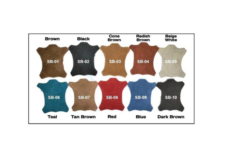 Op de afbeelding: Een kleurenkaart met tien leren stalen in verschillende tinten. Kleuren zijn bruin, zwart, kegelbruin, roodbruin, beige wit, teal, tan bruin, rood, blauw en donkerbruin. Elk staal is gelabeld met een kleurnaam en een bijbehorende code.