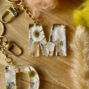 Handmade keychain | real flowers | customizable | letter | number | resin