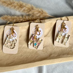 Hecho a mano con flores reales | Llavero | personalizable | carta | número | Resina