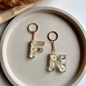 Hecho a mano con flores reales | Llavero | personalizable | carta | número | Resina