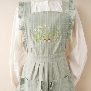 Tablier de jardin fleuri brodé à la main : tablier à volants personnalisé pour femme