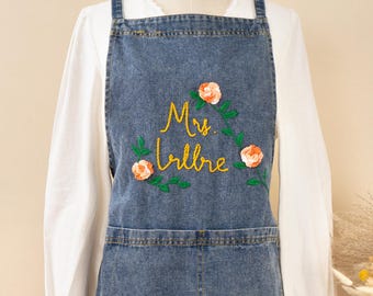 Delantal de mezclilla bordado a mano con flor: Delantal de cocina personalizado