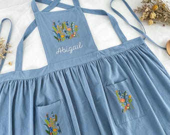 Personalized Hand Embroidered Floral Apron ：Kitchen Apron with Pockets  Baking Gift
