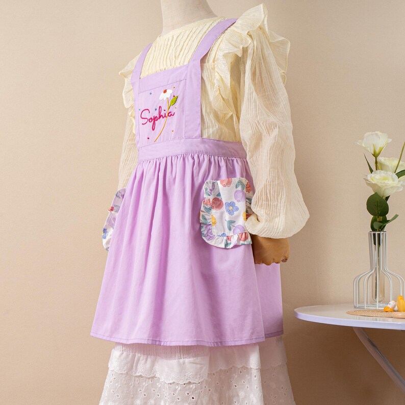 Custom Hand Embroidered Kids Apron: Daisy Floral Little Chef Apron bild 7
