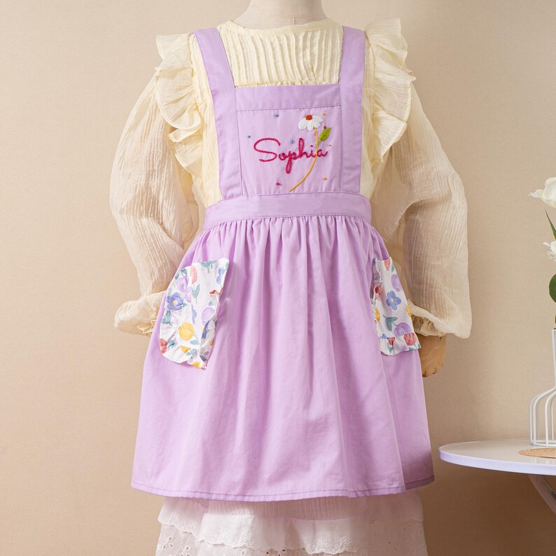 Custom Hand Embroidered Kids Apron: Daisy Floral Little Chef Apron bild 4