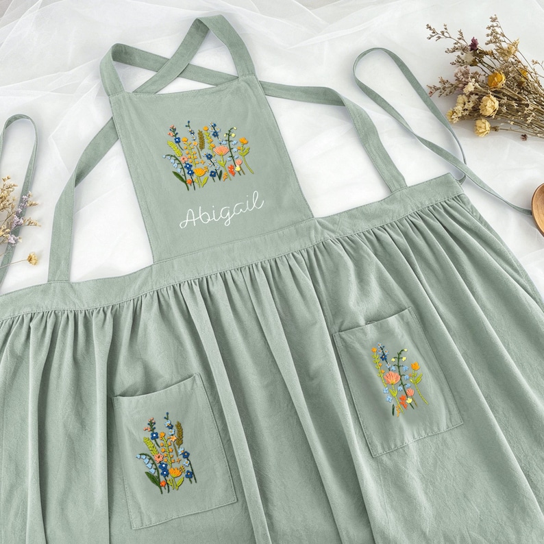 Delantal de algodón y lino bordado a mano: delantal de jardinería personalizado con nombre, regalo para ella. imagen 1