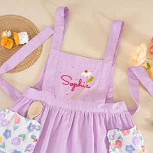 Custom Hand Embroidered Kids Apron: Daisy Floral Little Chef Apron bild 1