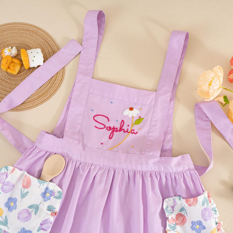 Custom Hand Embroidered Kids Apron: Daisy Floral Little Chef Apron bild 1