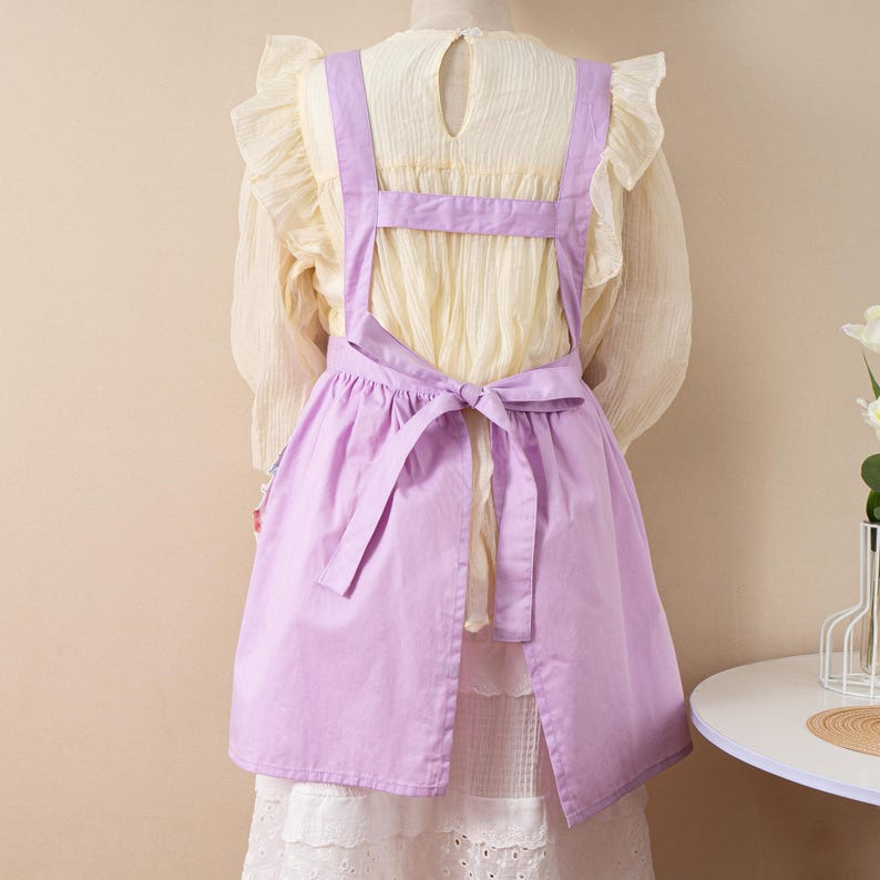 Custom Hand Embroidered Kids Apron: Daisy Floral Little Chef Apron bild 5