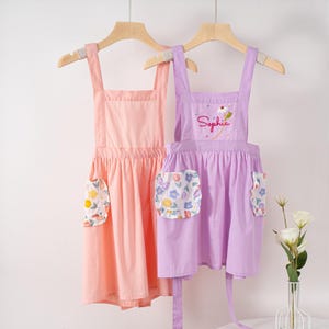 Custom Hand Embroidered Kids Apron: Daisy Floral Little Chef Apron bild 6