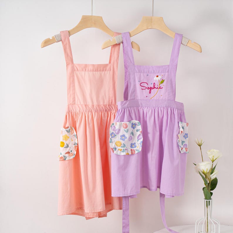 Custom Hand Embroidered Kids Apron: Daisy Floral Little Chef Apron bild 6