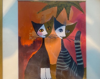 Puede incluir: Obra de arte enmarcada con dos gatos estilizados con cuerpos negros y caras contrastantes. Un gato tiene una cola a rayas. El fondo es una mezcla de tonos naranja, rojo y rosa, con una forma de estrella encima de los gatos. La obra está firmada.