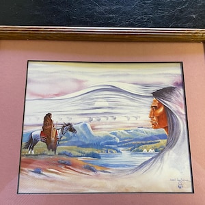 Può includere: Dipinto ad acquerello incorniciato raffigurante una scena nativa americana. L'opera presenta una figura a cavallo, un profilo di un nativo americano e un paesaggio con un lago e montagne. Il dipinto è incorniciato in una cornice di legno dorato.