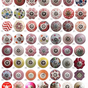 Op de afbeelding: Een verzameling van 56 decoratieve keramische kastknoppen in diverse kleuren en ontwerpen. De knoppen hebben bloemen-, geometrische en abstracte patronen, met zilverkleurige metalen bases. Elke knop is een uniek accent.