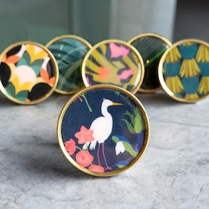 Può includere: Sei pomelli rotondi in ottone per armadi con disegni floreali e di uccelli colorati. I pomelli hanno una finitura dorata e sono perfetti per aggiungere un tocco di fantasia a qualsiasi stanza.