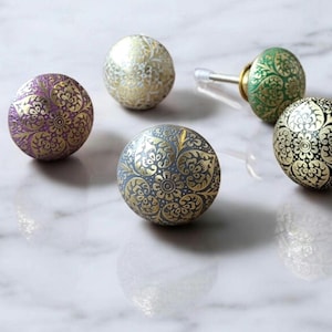 Opulent messing hart bloemblaadje kastknop | Kleurrijke messing met was gevulde ladetrekker