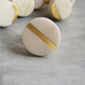 Perilla divisoria para gabinete de latón semicircular con piedra blanca jaspeada / Tirador geométrico para cajón de latón y mármol