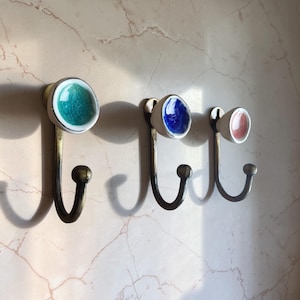 Levendige kleurrijke keramische kastknophaak | Unieke kleerhanger met craquelé glazuur