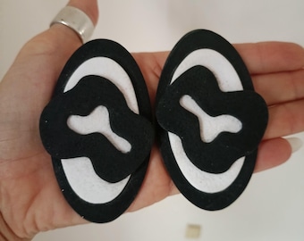 Grote handgemaakte oorbellen van polymeerklei.