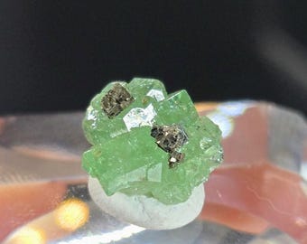 グリーン グロッシュラー ガーネットとパイライト標本 / マルチカラー